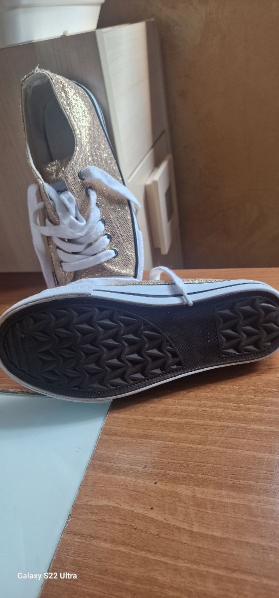 Zapatillas brillantes doradas y azules