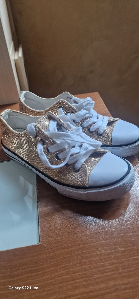 Zapatillas brillantes doradas y azules