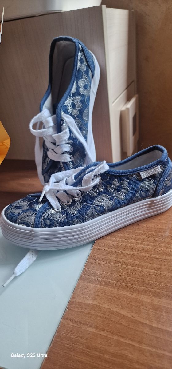 Zapatillas brillantes doradas y azules