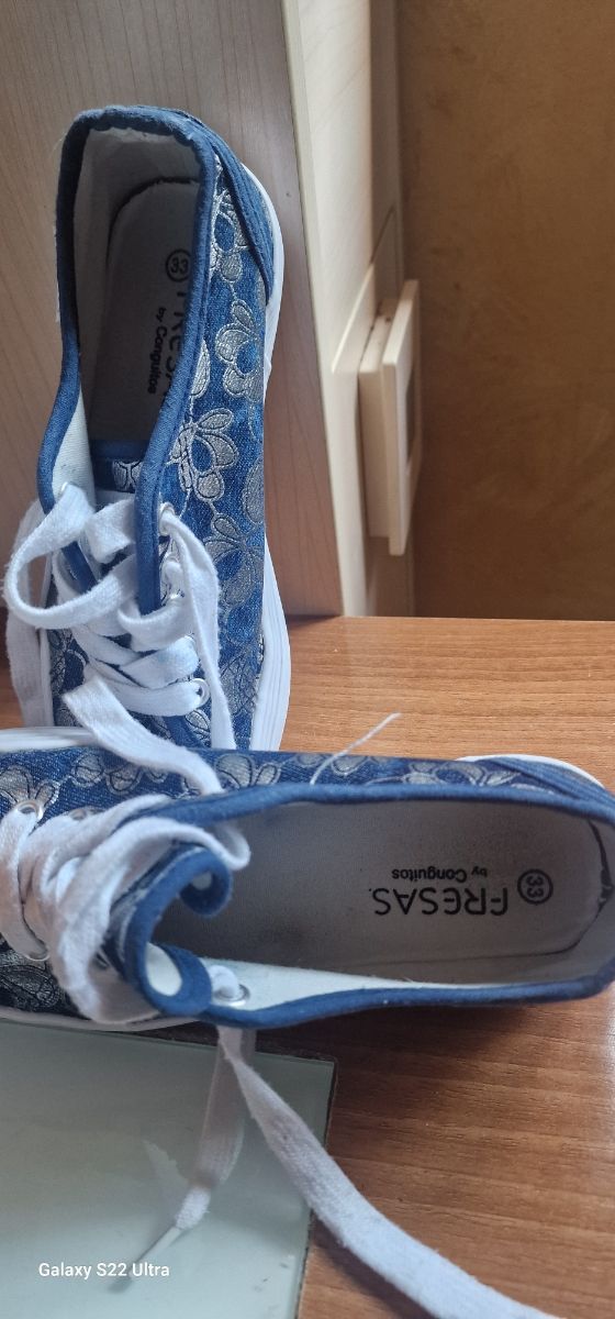 Zapatillas brillantes doradas y azules