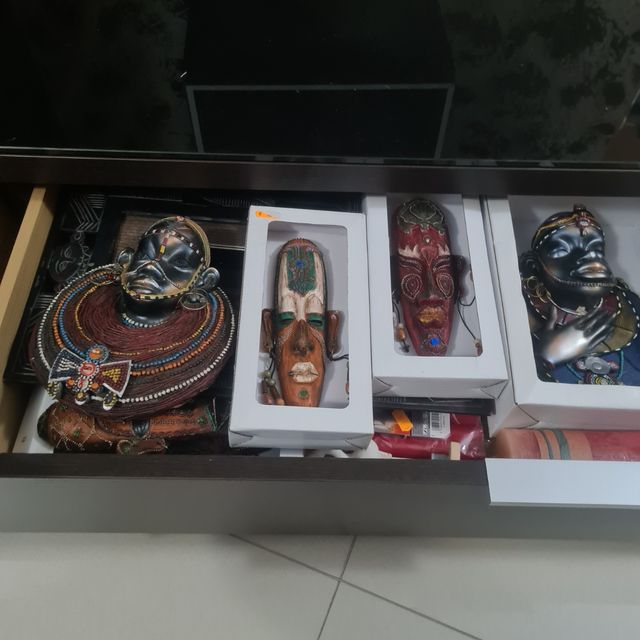 Máscaras africanas y cuadros decorativos