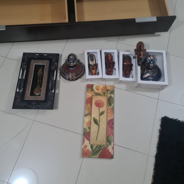 Máscaras africanas y cuadros decorativos