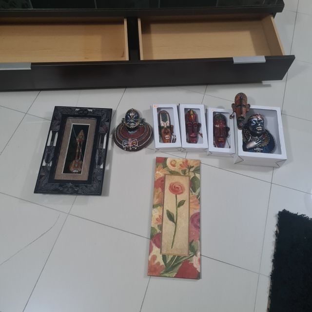 Máscaras africanas y cuadros decorativos