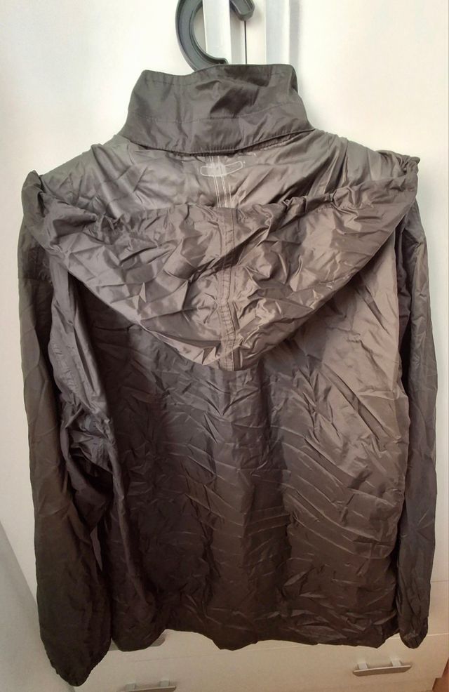 Chubasquero Quechua negro plegable