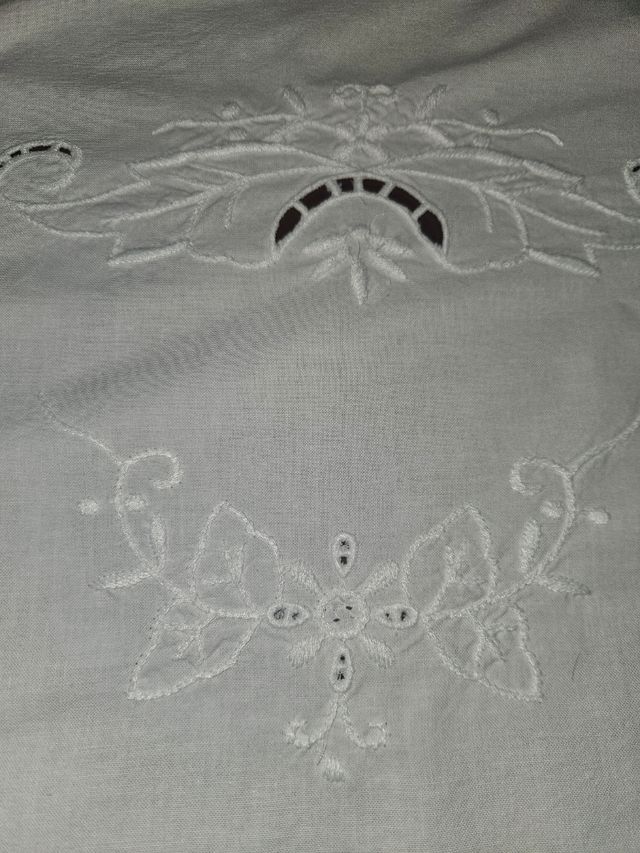 Mantel Blanco Bordado - Algodón y Lino
