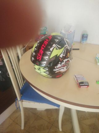 Casco moto MT diseño agresivo