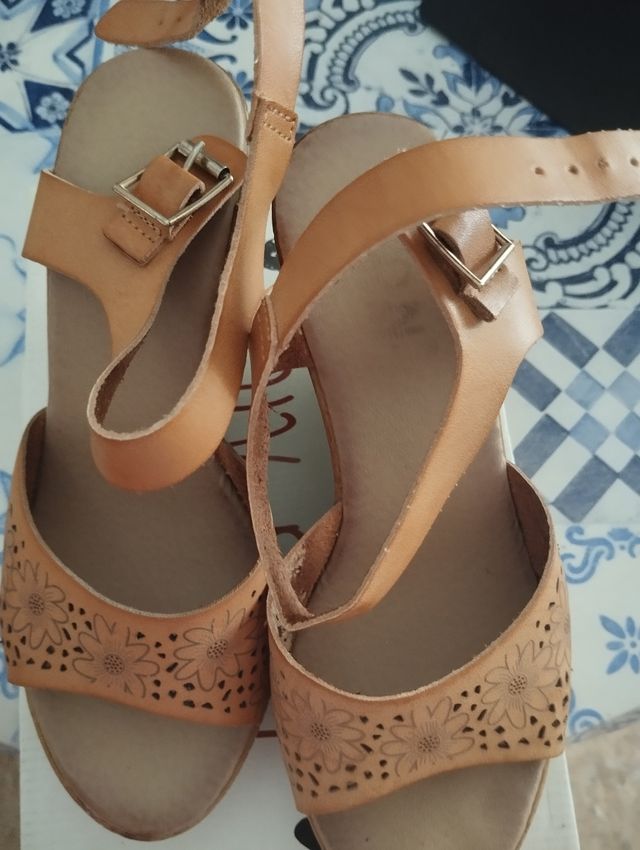 Sandalias cuña mujer marrón