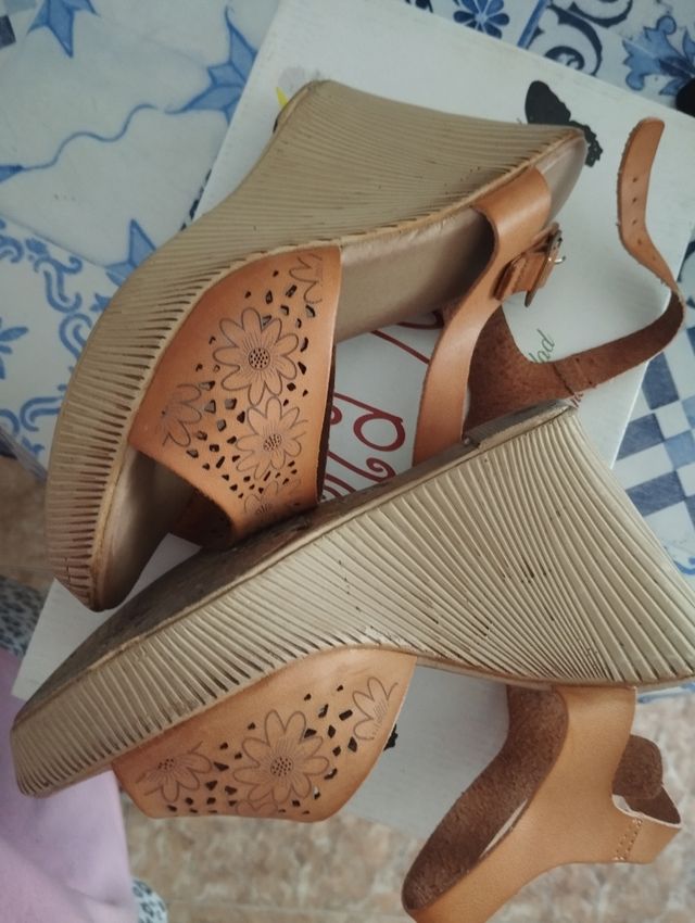 Sandalias cuña mujer marrón