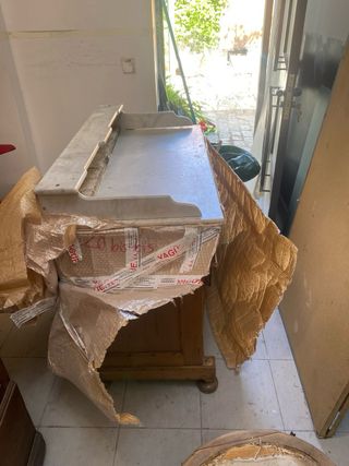 Cómoda antigua de pino y mármol