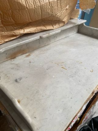 Cómoda antigua de pino y mármol