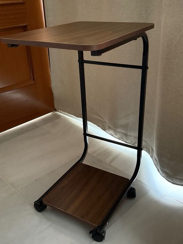 Mesa auxiliar móvil - marrón y negra