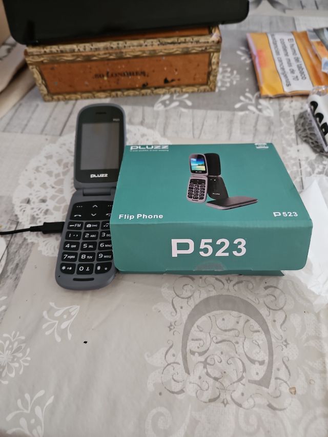 PLUZZ P523 - Teléfono móvil plegable gris con tapa