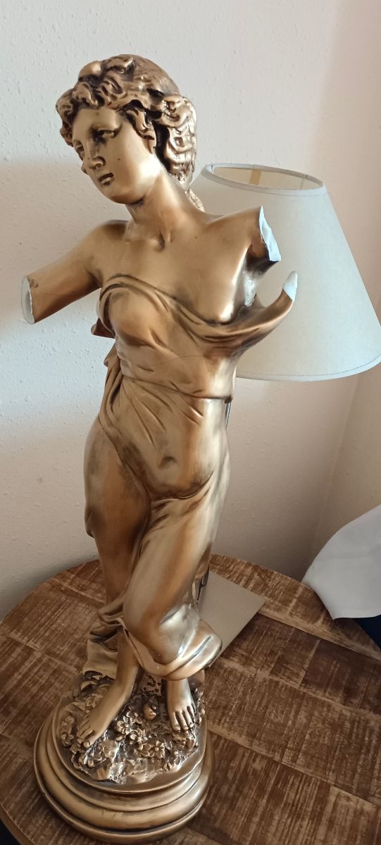 Figura Clásica Decorativa para restaurar.