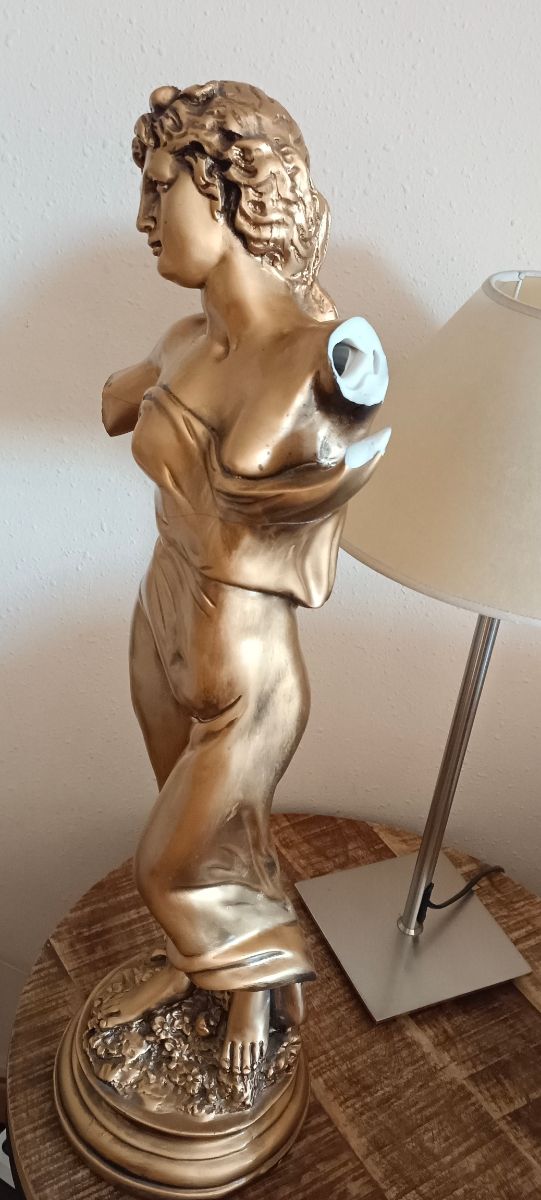 Figura Clásica Decorativa para restaurar.