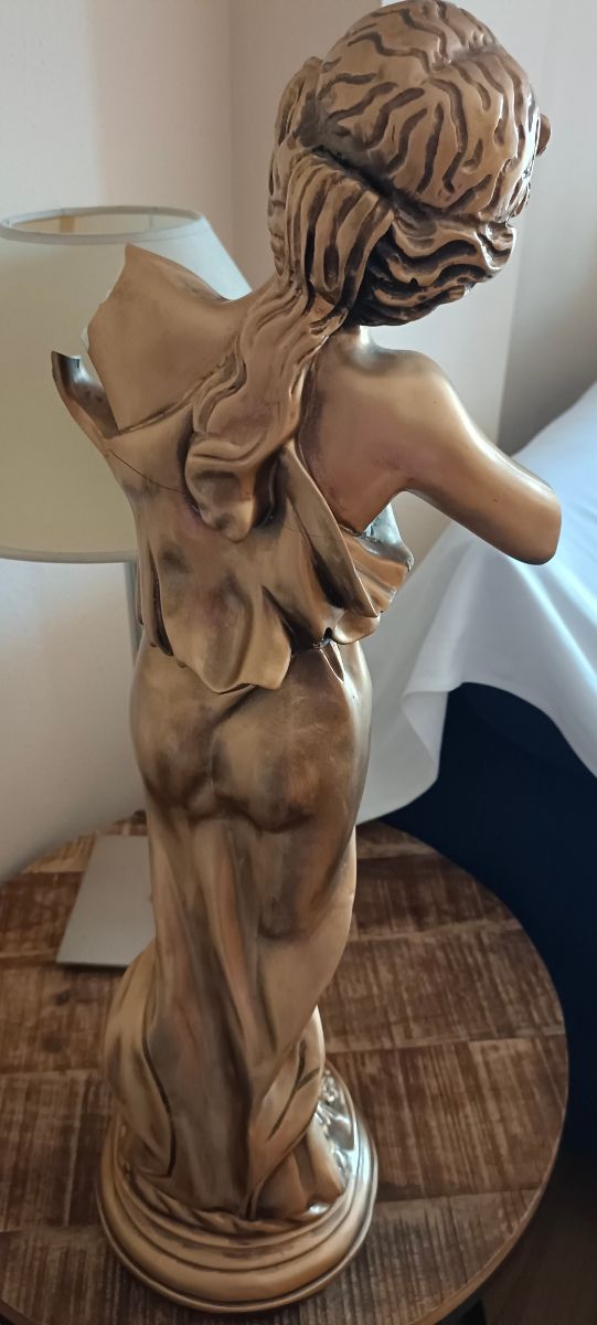 Figura Clásica Decorativa para restaurar.