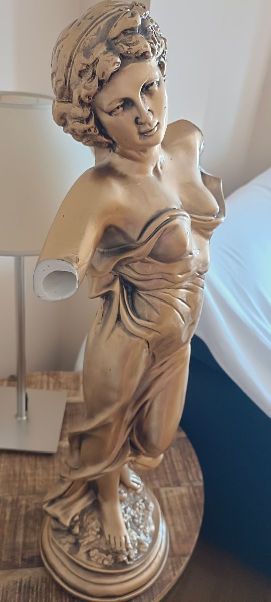 Figura Clásica Decorativa para restaurar.