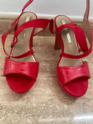 Zapatos rojos de tacón