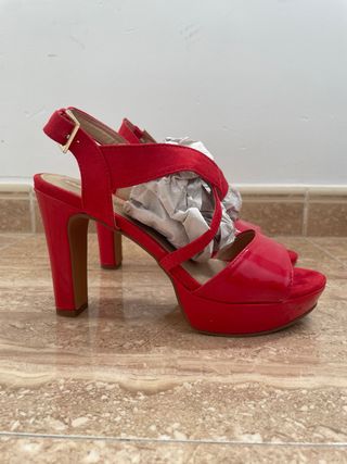 Zapatos rojos de tacón