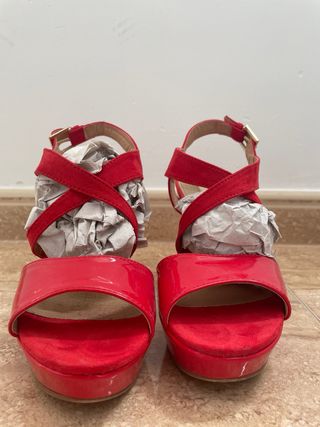 Zapatos rojos de tacón
