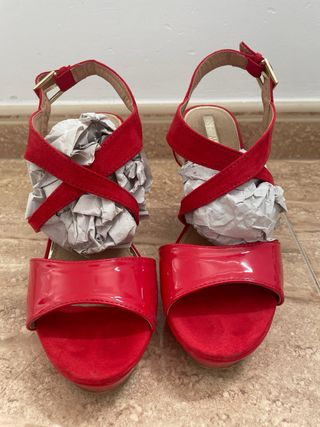 Zapatos rojos de tacón