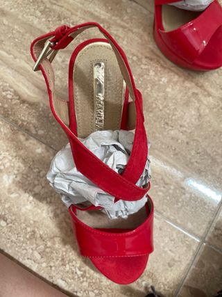 Zapatos rojos de tacón