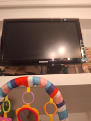 TV Samsung pequeña - negra