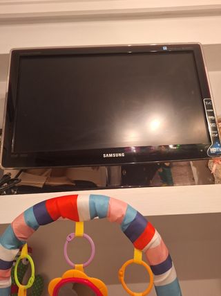 TV Samsung pequeña - negra