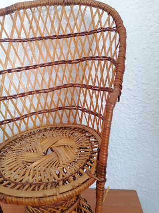 Sillón mimbre miniatura vintage. De decoracion,.