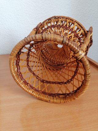 Sillón mimbre miniatura vintage. De decoracion,.