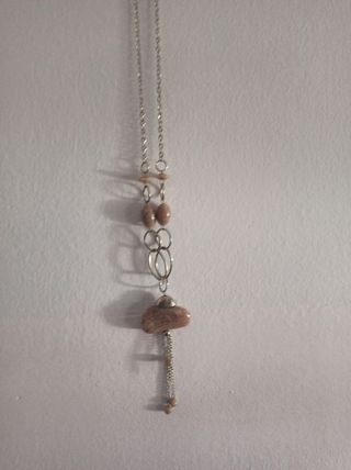 Collar beige y plata