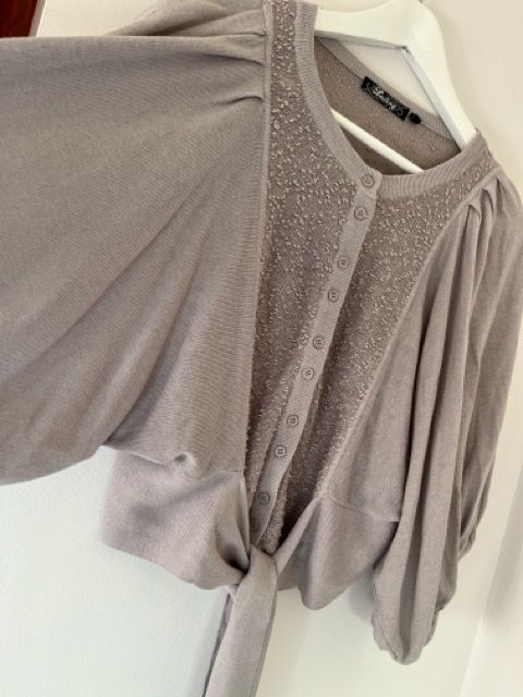 Maglia Grigia con Dettagli