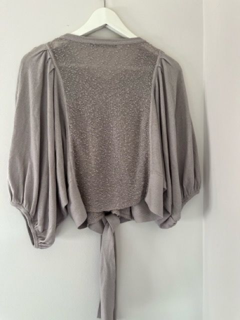 Maglia Grigia con Dettagli