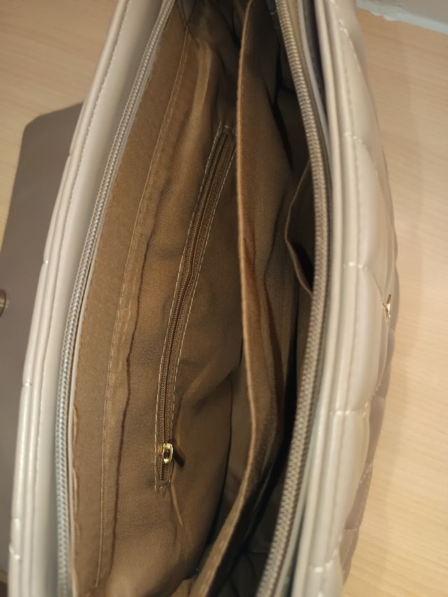 Bolso Beige, diseño elegante y muy amplio.