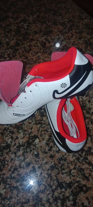 Botas Nike fútbol blancas rojas