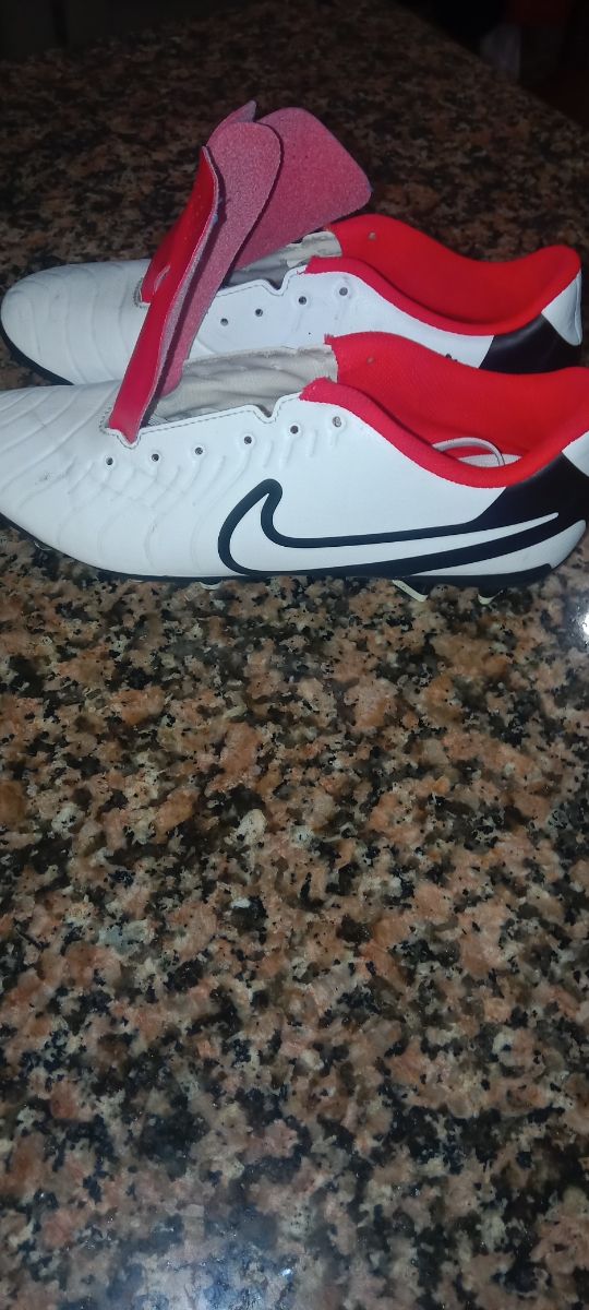 Botas Nike fútbol blancas rojas