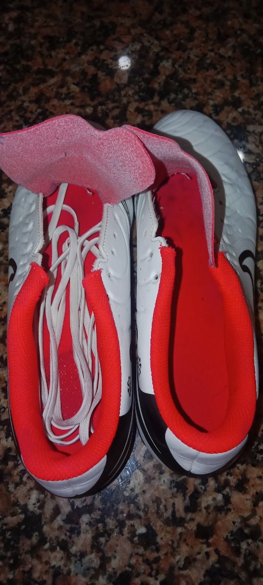 Botas Nike fútbol blancas rojas