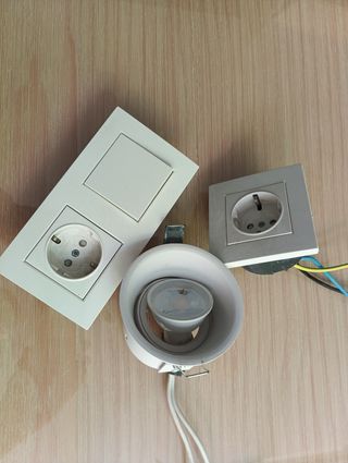 Interruptor, enchufes & ojos buey