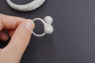 Parure metallo: bracciale e orecchini anello 