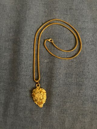 Collar con dije de león dorado