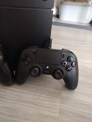 PS4 (PlayStation 4) + 2 mandos + juegos