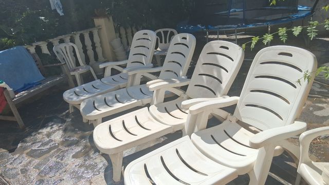 3 tumbonas blancas de plástico