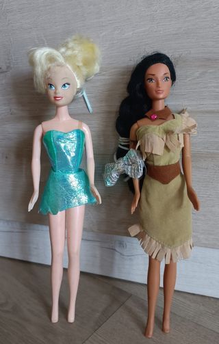 2 muñecas Disney: Pocahontas y Campanilla.
