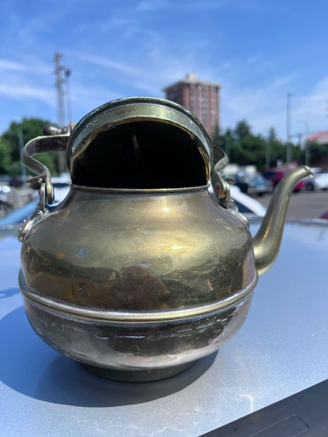 Tetera de bronce antigua