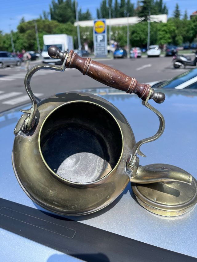 Tetera de bronce antigua