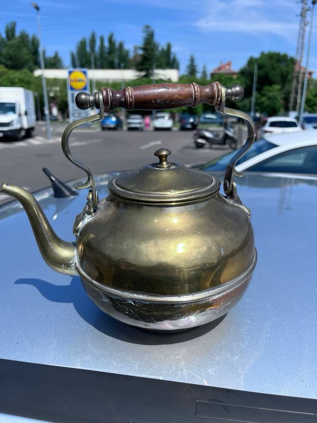 Tetera de bronce antigua