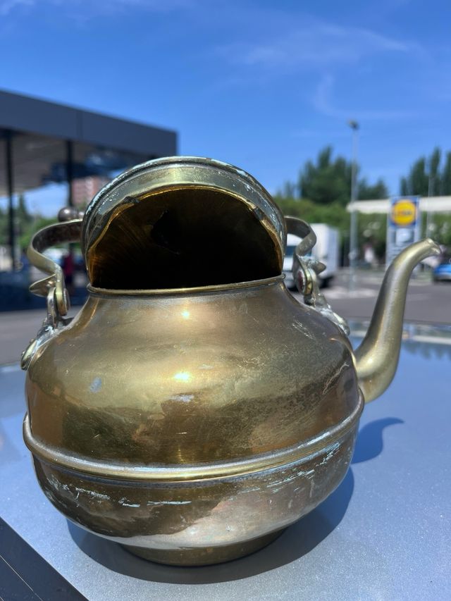 Tetera de bronce antigua