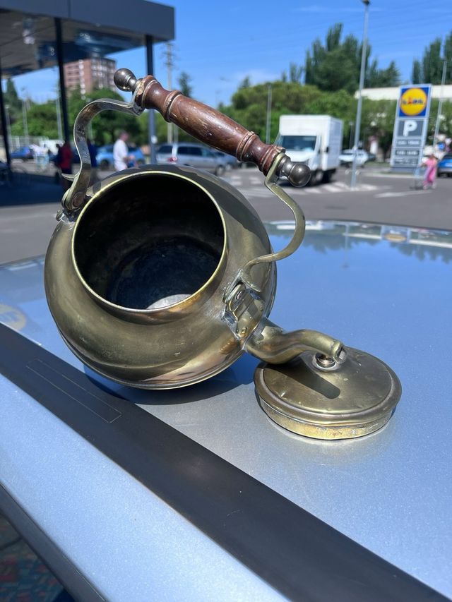 Tetera de bronce antigua