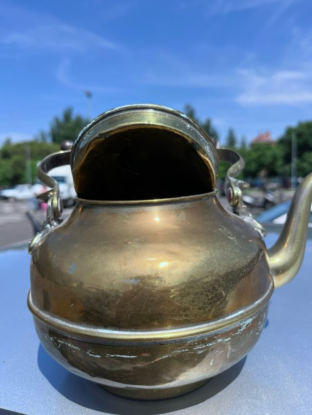 Tetera de bronce antigua