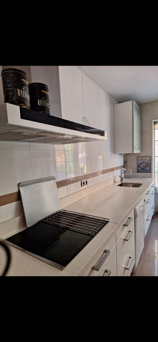 Cocina blanca - encimera y muebles lago 378 largo 