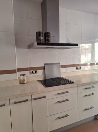 Cocina blanca - encimera y muebles lago 378 largo 